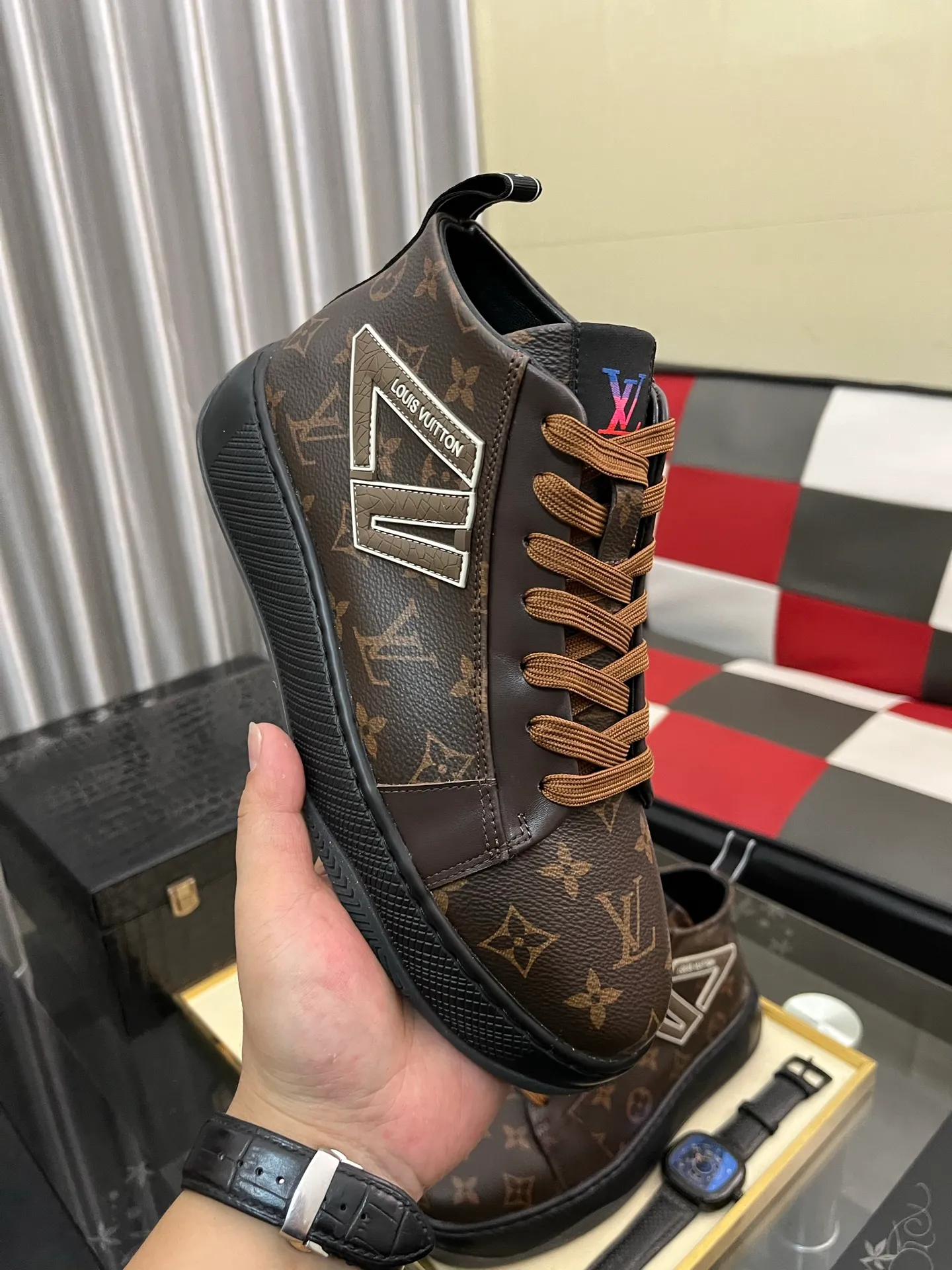Men's shoes 💰: 438⌚️⌚️《Louis vuitton/LV Louis Vuitton》original quality.~ Unique modern style sneakers. 🏃A must-have casual shoe for trendy men😍😍 Original brand imported from Italy, imported original leather, cowhide lining (refuses to discolor and grind feet) sole: original sole provided by the original factory, French lazy style design ⚠️Fit to the feet, original quality, super comfortable original sole. Code number: 38-443️⃣Colors available